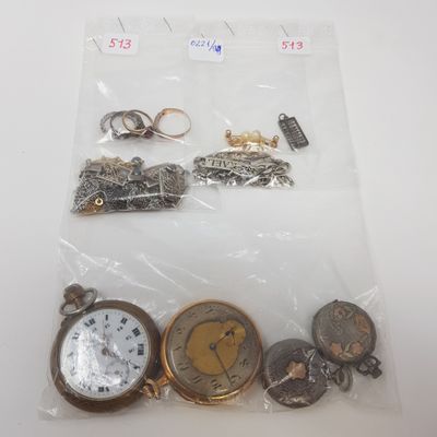 un sac contenant un assortiment de montres et d'autres objets posé sur la table