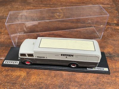 une petite maquette d'autobus dans une boîte transparente