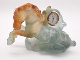 une figurine représentant un cheval avec une horloge sur le dos