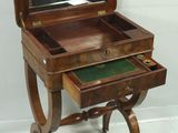 un petit bureau en bois sur lequel est posé un miroir