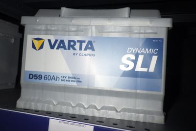 une photo d'une batterie de voiture exposée dans un magasin
