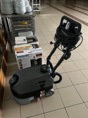 une machine posée sur le sol de la cuisine