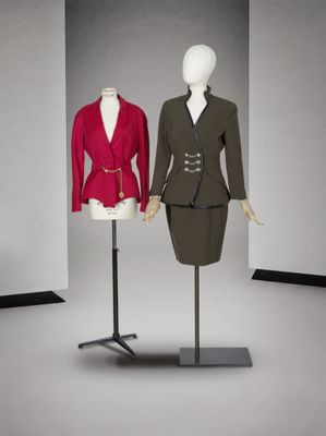 deux mannequins vêtus de tenues de styles différents