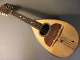 une photo d'une mandoline accrochée au mur