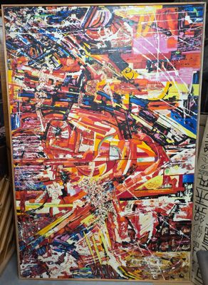 une peinture abstraite représentant une peinture abstraite rouge et jaune, montée sur un châssis en bois