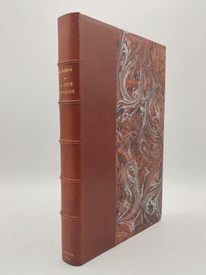 un vieux livre à la couverture marron et à la reliure en cuir marron