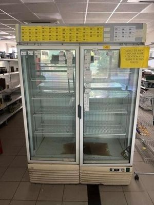 deux réfrigérateurs posés au milieu d'un magasin