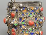 un gros plan d'un bracelet en argent orné de perles colorées