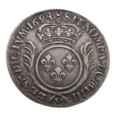 Gros plan sur une pièce de monnaie ornée d'une couronne