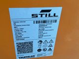 un autocollant au dos d'une machine sur lequel est écrit « still »
