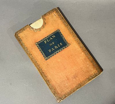 un vieux livre posé sur une table, à côté d'une paire de ciseaux
