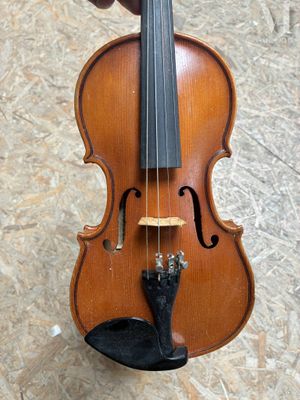 un violon tenu par une personne