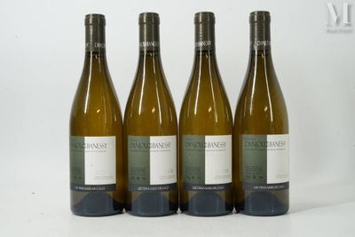 trois bouteilles de vin blanc sont alignées sur une surface blanche