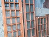 de nombreuses vieilles portes situées à l'extérieur d'un bâtiment