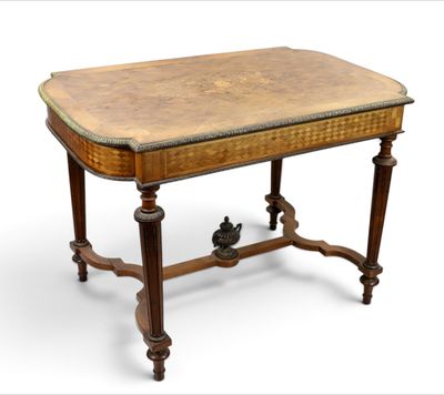 une vieille table en bois avec un plateau en marbre sur fond blanc