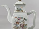 une théière blanche décorée d'une peinture