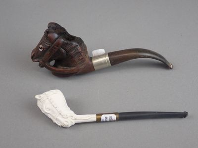 une pipe et un porte-pipe posés sur une table