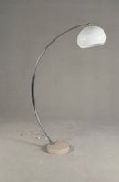 Lampadaire "Arc" en métal chromé reposant sur une base circu… (photo 4)