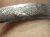un gros plan d'un bracelet en argent au poignet d'une personne