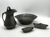 trois objets d'art, à savoir un pichet, un bol et une cuillère