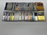La collection de cartes Pokémon est posée sur la table.