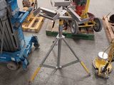 une grosse machine posée au sol
