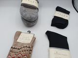 trois paires de chaussettes sont posées sur une surface blanche