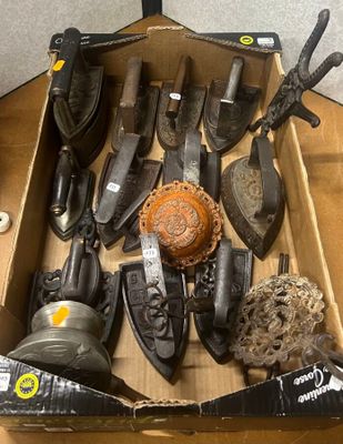 une boîte pleine d'outils posée sur une table