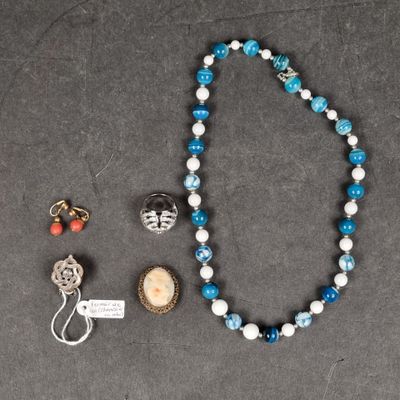 Lot de bijoux fantaisie comprenant : 1 bague ornée de pierre…
