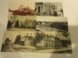 de nombreuses photos anciennes de différents bâtiments sur cette table