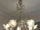 un lustre suspendu au plafond de la pièce
