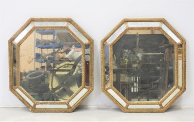 paire de miroirs anciens avec un cadre doré et un miroir au centre