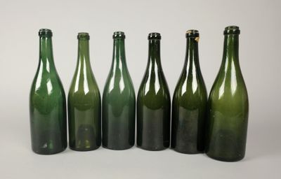 Six bouteilles de forme Champagne en verre de différentes nu…