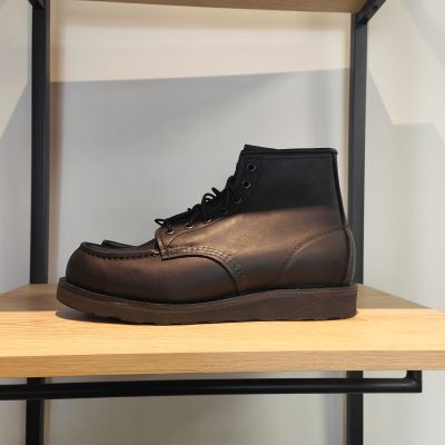 La chaussure est posée sur l'étagère dans la pièce.