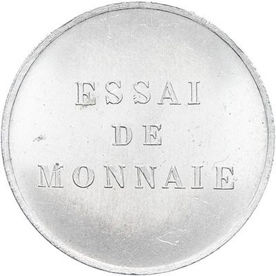 a close up of a silver coin with the words ' essai de monnaile ' written on it