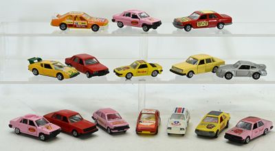 de nombreuses petites voitures exposées sur une étagère