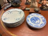 une table sur laquelle sont posées de nombreuses assiettes et vases