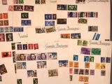 de nombreux timbres de toutes sortes accrochés au mur