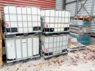 Stock d'emballages, bouteilles en verre vides et 45 palettes…