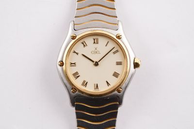 une image représentant une montre-bracelet en or et en argent avec des chiffres romains