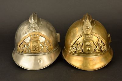 deux casques posés l'un à côté de l'autre sur une table