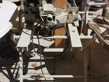 une image représentant une table sur laquelle est posée une scie