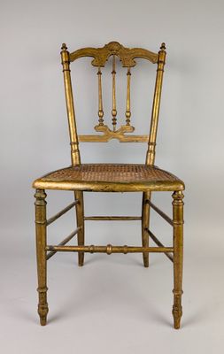 une image d'une chaise en bois avec un siège tissé sur un fond blanc