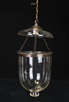 une suspension ancienne en laiton et en verre sur fond noir