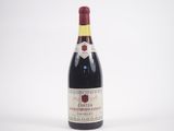 gros plan d'une bouteille de vin sur une surface blanche