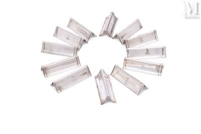 un cercle formé de tubes de verre sur une surface blanche
