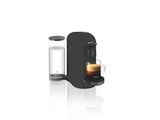 une cafetière noire à côté d'un verre d'eau