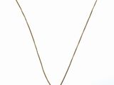 un collier en or avec un pendentif en forme de croix au bout d'une chaîne