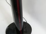 un poteau noir orné d'une bande rouge