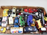 une boîte en carton remplie de petites voitures de toutes sortes